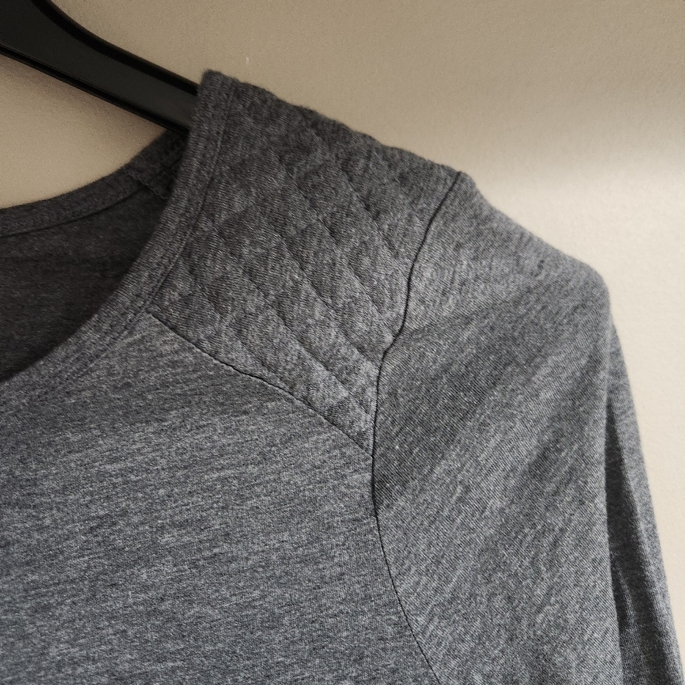 Banana Republic Long Sleeve Grey Tee Quikted Shoulder Size M - Picture 3 of 4